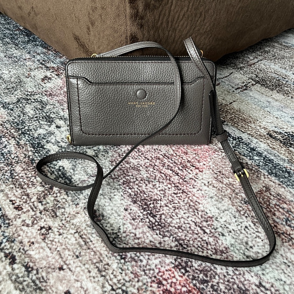 Sleek Gray Crossbody Bag with Adjustable Strap